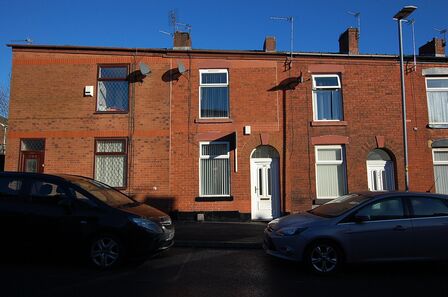 2 bedroom Mid Terrace House to rent