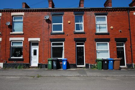 3 bedroom Mid Terrace House to rent