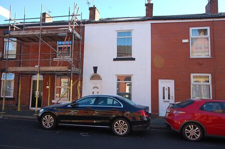 Whiteacre Road, 2 bedroom Mid Terrace House to rent, £900 pcm