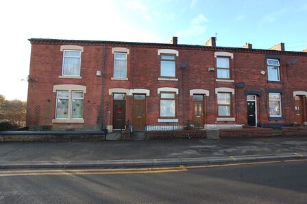 Ashton Road, 3 bedroom Mid Terrace House to rent, £950 pcm