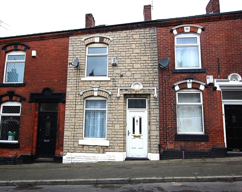 2 bedroom Mid Terrace House for sale