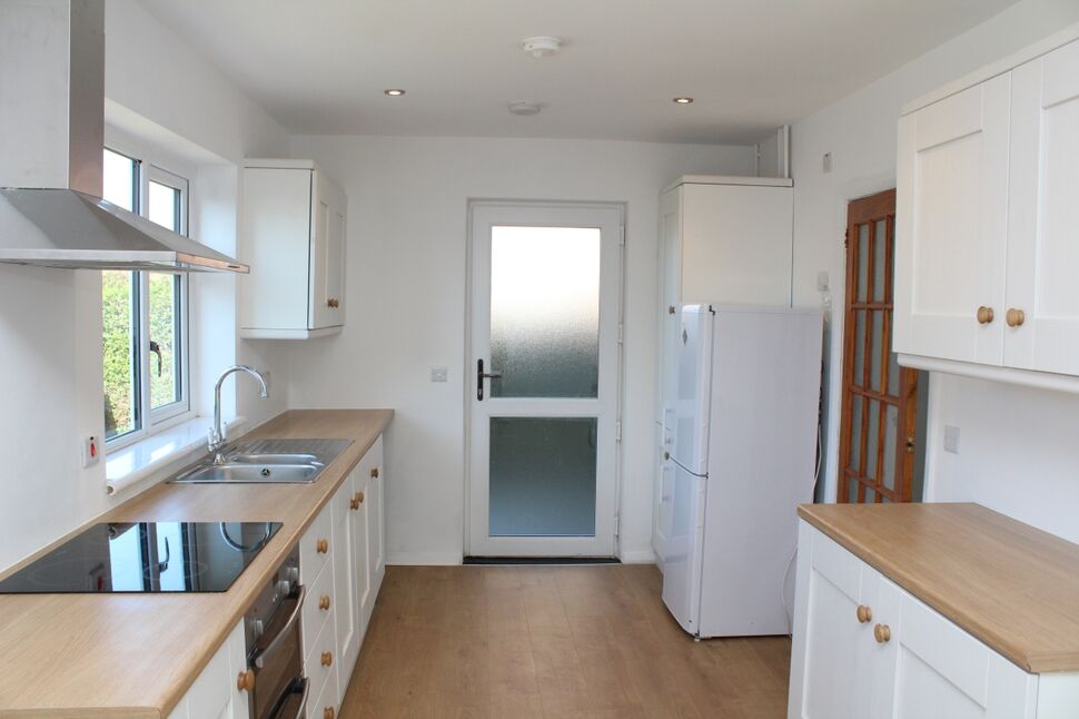 Modern Fitted Kitchen / Dining Area