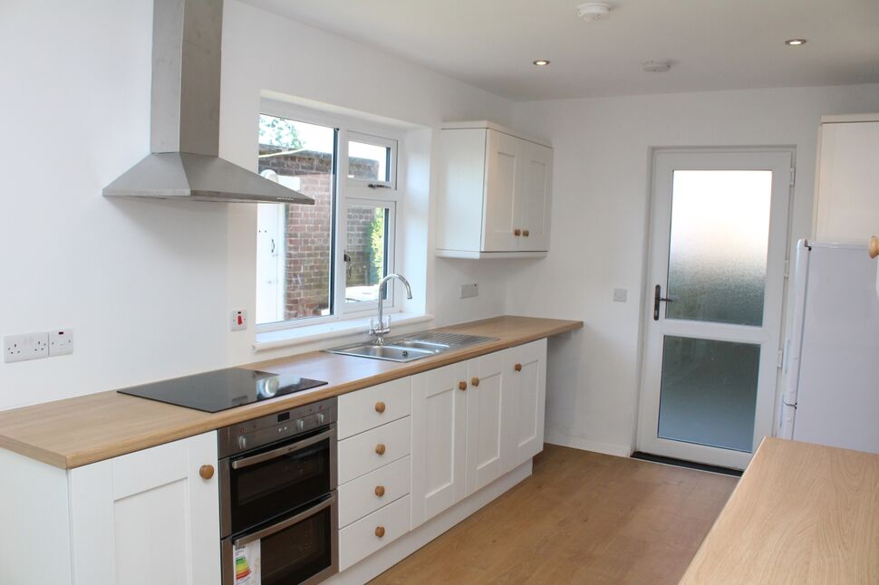 Modern Fitted Kitchen / Dining Area