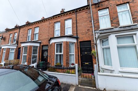 2 bedroom Mid Terrace House for sale