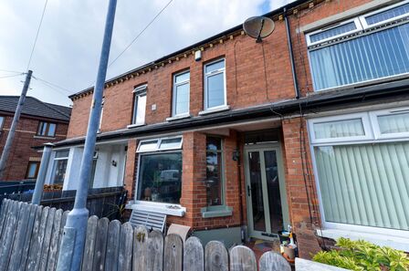 2 bedroom Mid Terrace House for sale