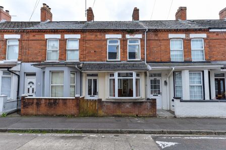 2 bedroom Mid Terrace House for sale