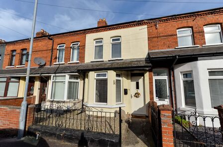 2 bedroom Mid Terrace House for sale