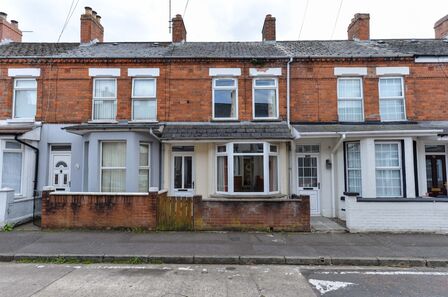 2 bedroom Mid Terrace House to rent