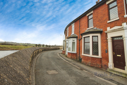 Ribble Crescent, 3 bedroom Mid Terrace House to rent, £925 pcm