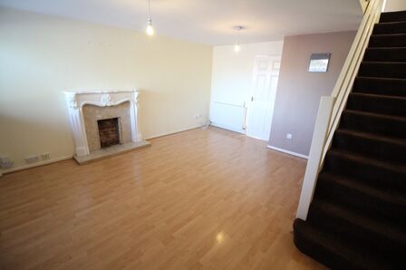 Ashford Drive, 3 bedroom Mid Terrace House to rent, £995 pcm