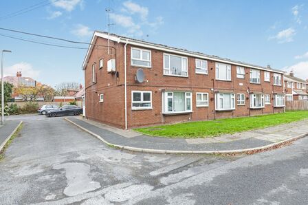 Molyneux Drive, 1 bedroom  Flat for sale, £55,000