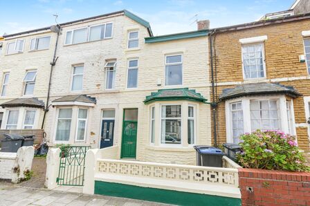 4 bedroom Mid Terrace House for sale