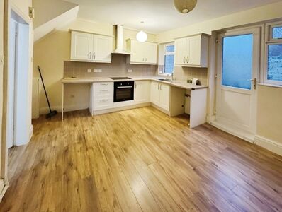 Fern Grove, 3 bedroom Mid Terrace House to rent, £795 pcm