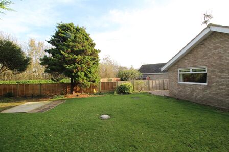 Chestnut Close, 2 bedroom Detached Bungalow for sale, £240,000