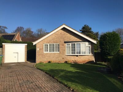 Chestnut Close, 2 bedroom Detached Bungalow for sale, £240,000