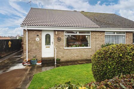 Balmoral Close, 2 bedroom Semi Detached Bungalow for sale, £180,000