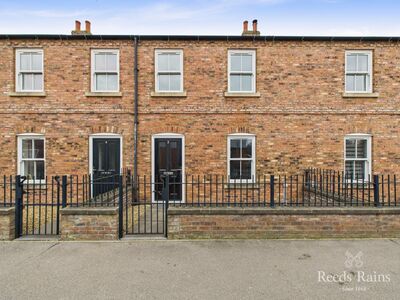 Railway Terrace, 3 bedroom Mid Terrace House for sale, £189,950