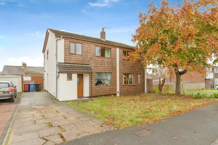 Kingsdale Avenue, 5 bedroom Detached House for sale, £250,000