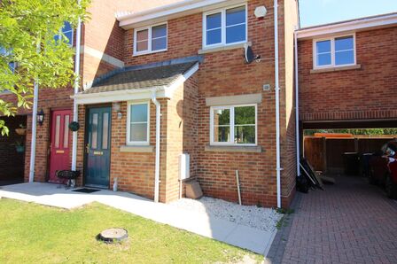 3 bedroom Mid Terrace House for sale