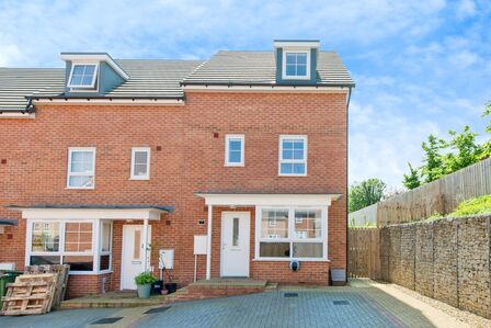 Blands Court, 4 bedroom End Terrace House for sale, £310,000