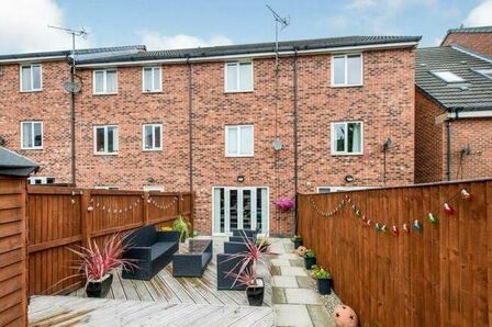 4 bedroom Mid Terrace House for sale