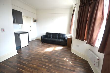 Laleham Road,  Flat to rent, £900 pcm