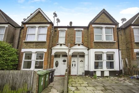 2 bedroom Mid Terrace Flat for sale