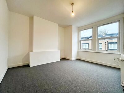 2 bedroom Mid Terrace Flat for sale