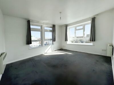 Crayford High Street, 1 bedroom  Flat to rent, £1,200 pcm