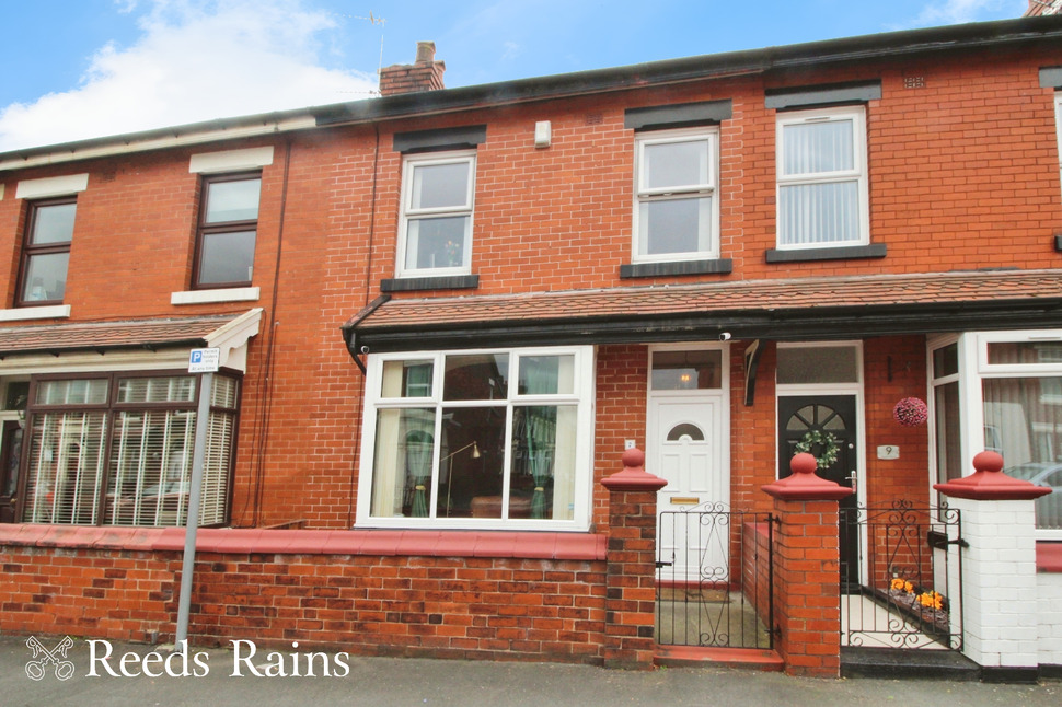 3 bedroom Mid Terrace House for sale