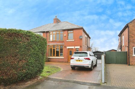 Bent Lane, 3 bedroom Semi Detached House to rent, £1,200 pcm