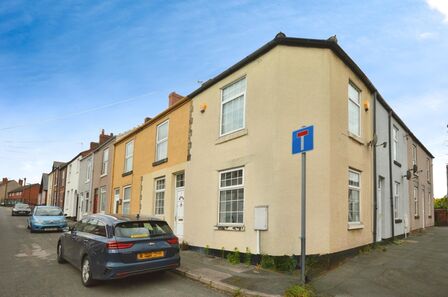 London Street, 2 bedroom Mid Terrace House to rent, £675 pcm