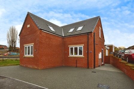 New Street, 2 bedroom Detached Bungalow to rent, £1,100 pcm