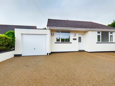 Churchill Close, 2 bedroom Detached Bungalow to rent, £1,350 pcm