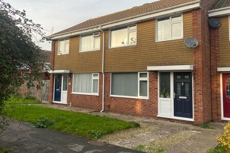 Deer Mead, 3 bedroom Mid Terrace House for sale, £300,000