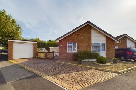 Clover Close, 2 bedroom Detached Bungalow for sale, £350,000