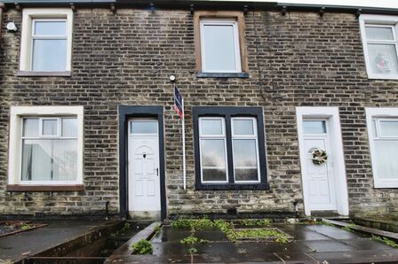 Burnley Road, 2 bedroom Mid Terrace House to rent, £650 pcm