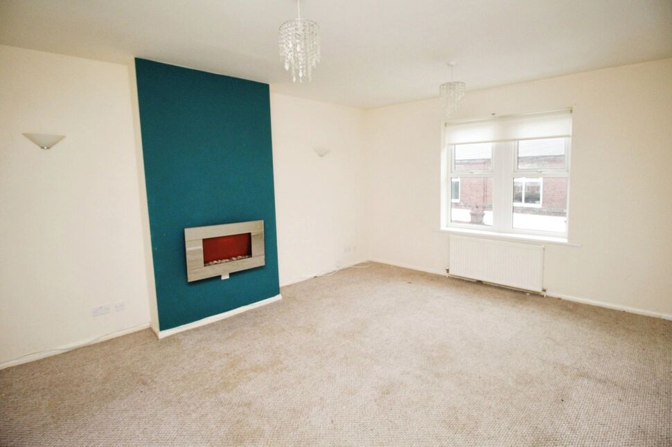 3 bedroom Mid Terrace Flat for sale