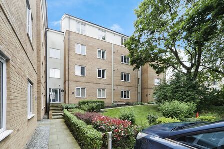 Holly Way, 2 bedroom  Flat for sale, £120,000