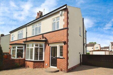 Knightsway, 3 bedroom Semi Detached House to rent, £1,400 pcm