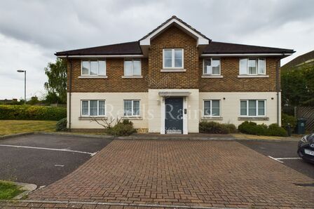 Millers Close, 2 bedroom  Flat for sale, £260,000