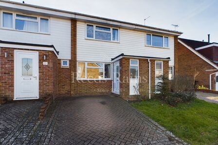 Reeves Close, 2 bedroom Mid Terrace House for sale, £300,000