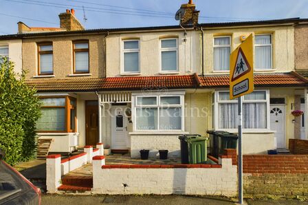 York Road, 3 bedroom Mid Terrace House to rent, £1,900 pcm