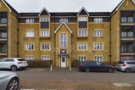 Stone House Lane, 2 bedroom  Flat for sale, £350,000