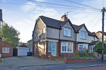 South Crescent, 3 bedroom Semi Detached House to rent, £1,500 pcm