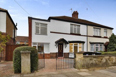 4 bedroom Semi Detached House to rent