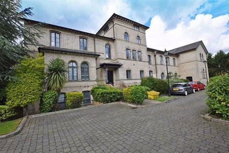 Upper Park Road, 2 bedroom  Flat to rent, £1,350 pcm