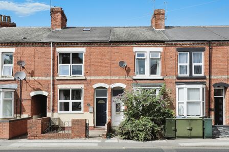 2 bedroom Mid Terrace House for sale