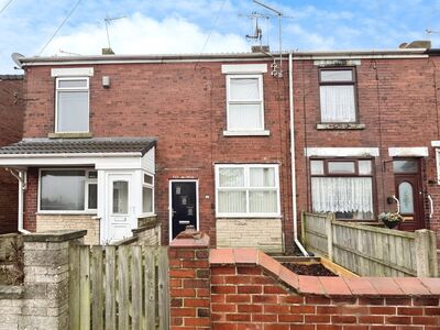 St. Johns Road, 2 bedroom Mid Terrace House to rent, £700 pcm