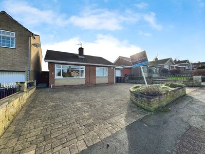 Grange Avenue, 2 bedroom Detached Bungalow to rent, £895 pcm